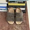 Sandalias de tira de felpa suave estilo coreano para mujer, nuevo modelo otoño e invierno 2026, zapatos peludos con hebilla de suela plana, sandalias versátiles para exteriores