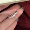Anillo Pequeño con Forma de Corazón de Moda y Sencillo para Mujer, Diseño de Nicho, Lujo Ligero, Incrustado con Circonita, Joyería de Alta Gama