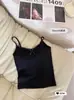 Conjunto en tonos grises para principios de la primavera de 2026: un top tipo chaleco que elimina la necesidad de sujetador, una camisola de encaje fina, con espalda bonita, de pura fantasía femenina