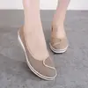 Zapatos de enfermera de una palabra tacón de cuña zapatos de mujer zapatos de tela del viejo Pekín zapatos de trabajo para esteticista zapatos de una sola capa para mujer con suela de aumento abultada