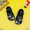 2026 Novo Verão Borboleta Prateada Tema Sol Clogs de Balé Infantil Eva Chinelos Fechados para Praia ao Ar Livre Venda por Atacado