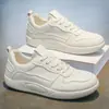 Zapatillas blancas de estilo sencillo para hombre, adecuadas para todas las estaciones, zapatos casuales de moda y versátiles, zapatillas de caña baja con suela gruesa, zapatos ligeros y cómodos para hombre