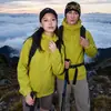 Jaqueta softshell para atividades ao ar livre, design unissex, à prova de vento e à prova d'água, com capuz, adequada para caminhadas, ciclismo e como roupa de casal para primavera e outono