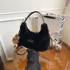 Bolsa de mão de pelúcia para comércio exterior para mulheres, nova coleção outono/inverno 2026, bolsa de ombro/transversal moderna e popular para o dia a dia