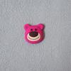 Muñeco de dibujos animados de oso de fresa, estéreo, trasero de animal, bricolaje, funda para teléfono móvil, horquilla, accesorios de silicona, materiales de joyería al por mayor