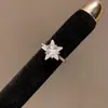 Anillo Abierto de Saturno con Circonita Estilo Coreano Lujo Ligero Moda para el Trabajo Temperamento Anillo para el Dedo Índice Joyería Personalizada de Moda Venta al por Mayor