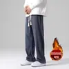 Calça de moletom transfronteiriça, tendência outono/inverno 2026, corte solto, perna reta, forrada com fleece e espessa, para jovens e estudantes, adequada para esportes e uso casual