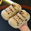 Crocs Infantis Verão Novo Modelo Sandálias Cartoon Antiderrapantes para Meninos de Interior para Meninas Pequenas e Crianças Pequenas, Adequado para Uso Externo na Praia