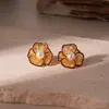 Brincos de Prata Banhados a Ouro 18K com Agulha de Prata, Flor e Pérola, Brincos de Luxo Acessível de Alta Qualidade, Brincos de Moda Transfronteiriços Europeus e Americanos para Mulheres