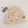 Touca colorida estilo coreano com botão de torção e lã, chapéu de tricô quente para meninas, chapéu para clima frio que afina o rosto para atividades ao ar livre, chapéu à prova de vento para estudantes