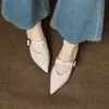 Versión de cuero suave de exquisitos zapatos de mujer de estilo coreano de punta fina y tacón bajo, perfectos para combinar con faldas en otoño de 2026, cómodos zapatos planos Mary Jane