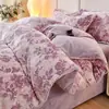 Set de cuatro piezas de terciopelo de leche bordado tridimensional engrosado para otoño e invierno, con un diseño fresco y elegante, cálido terciopelo de copo de nieve y un juego de tres piezas de terciopelo para bebé
