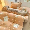 Conjunto de Quatro Peças Estampado de Lã de Leite para Inverno Capa de Edredom Espessa e Quente de Lã Coral Lençol de Cama Conjunto de Três Peças para Cama de Dormitório Estudantil