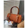 Bolso Maillard estilo retro para mujer, nueva colección de otoño 2026, con un diseño sofisticado y lujoso con textura de gamuza, adecuado para llevar al hombro o como bolso cruzado