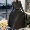 Conjunto de Dos Piezas para Otoño/Invierno 2026: Suéter de Punto Casual Versátil de Color Sólido y Falda Larga Plisada de Cintura Alta para Mujer