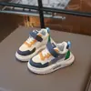 Zapatillas de correr para niños 2026 estilo nuevo de invierno, zapatos de algodón cálidos con forro de felpa, zapatos deportivos casuales versátiles de cuero para niñas, estilo nuevo