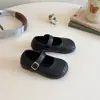 Primavera de 2026 Novo Estilo Sapatos Infantis de Couro com Trama Vazada para Meninas Macios Confortáveis Casuais Mocassins para Bebês Sapatos Individuais Infantis