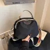 Nova Bolsa de Ombro Casual Leve Versátil de Nylon da Moda para Mulheres, Design Outono e Inverno, Bolsa de Mão e Bolsa Transversal Elegante para o Dia a Dia