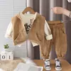 Conjunto de sudadera con forro polar de invierno para niños de comercio exterior 2026 nuevo estilo conjunto de tres piezas de chaleco con capucha engrosado de invierno para niño pequeño