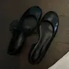 Primer Encuentro con los Zapatos Rojos: Zapatos de Ballet de Tacón Bajo con Costuras de Punta Expuestas, Cortes Laterales, Apertura Baja y Aumento Interno de Altura para Mujer