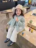 DZ26089 Jaqueta de Algodão para Meninas 2026 Outono/Inverno Nova Roupa Externa Cardigan Acolchoado Espessado de Algodão com Gola Redonda para Crianças