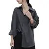Camisa cinza de textura vintage com tons frios e caimento fluido para mulheres, solta, de manga longa, peça casual de outono, para sobreposição no estilo de Hong Kong