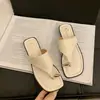 Nuevas chanclas de playa con punta cuadrada, tacón grueso de 3 cm, suela suave, estilo 2026, sandalias versátiles de verano para exteriores para mujer, que aumentan la altura