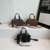 Elegante bolso pequeño cuadrado de mano para mujer, nuevo bolso Boston tipo almohada vintage otoño 2026, bolso de hombro y bandolera