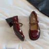 Novos sapatos femininos de couro estilo chinês 2026 outono novo sapatos de salto baixo com saltos grossos, tiras de pérolas e bico redondo salto alto
