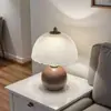 Lámpara de mesa estilo crema para mesita de noche de dormitorio, con un toque de lujo ligero y ambiente creativo, también sirve como luz de noche