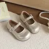 Sapatos de couro infantis 2026 primavera novo estilo coreano sapatos de princesa elegantes para meninas, sapatos simples confortáveis de sola macia para meninas pequenas