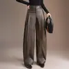 Calça de couro PU marrom de perna larga para mulheres, novo estilo outono 2026, cintura alta, modelagem que emagrece, solta, com caimento, casual e moderna