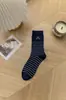 Calcetines Grises para Mujer, de Longitud Media hasta la Pantorrilla, Estilo Primavera y Verano, Calcetines Largos, Algodón Puro, Transpirables, Rayados Estilo Japonés, Estilo Verano Delgado, Calcetines Arrugados, Venta al por Mayor