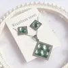 Nuevo especial transfronterizo explosión de tendencia europea y americana titanio acero alta calidad color collar pendientes traje femenino joyería de concha real