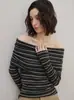 Estilo relajado y casual, suéter de punto de un solo hombro con bloques de color a rayas, top adelgazante de manga larga para mujer, nueva colección de otoño, suéter de hombros descubiertos