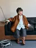Conjunto de Duas Peças Outono/Inverno 2026 Huzhou Zhili Jaqueta de Couro Estilo Retrô Americano Caramelo com Gola Alta e Costura Contrastante Calça Jeans Lanterna