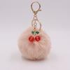 Chaveiro de pelúcia de cereja fofo Pingente de bola de pelo de cereja em liga Acessórios de chaveiro para bolsa de roupa