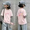 Camiseta Feminina Primavera Outono 2026 Nova Estilosa Infantil Algodão Puro Cartoon Camisa Base Manga Longa Top Falso Duas Peças Menina