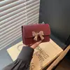 Bolsa de Moda Estilo Coreano para Mulheres 2026 Novo Modelo Simples Cor Sólida para o Dia a Dia Borboleta Pequena Quadrada Bolsa Transversal Elegante com Corrente