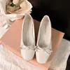 Versión de Piel de Vaca del Mismo Estilo que Frida Girl~Zapatos de Ballet de Cuero Exquisitos con Perlas, Punta Cuadrada, Moño y Escote Bajo