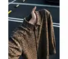 Camisa de manga larga para hombre de otoño estilo americano con un patrón oscuro y un corte relajado, con una estética de dinero viejo en color marrón y una textura espinosa
