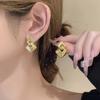 Aretes de botón esmerilados con textura de nicho de lujo ligero para mujer, diseño geométrico ins, temperamento de alta gama, joyería para la oreja versátil al por mayor
