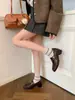 Mocasines de cuero para mujer, nuevo estilo 2026, estética 'old money', diseño retro con detalles de monedas doradas, estilo slip-on, tacón grueso y zapatos pequeños de cuero con patrón de anguila