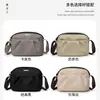 Bolsa Transversal Simples de Nicho Feminina Versátil Leve Nova Moda Primavera e Verão 2025 Bolsa de Ombro Bolsa de Tecido de Nylon Impermeável