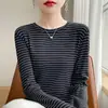 Camiseta base de punto de manga larga ajustada con cuello redondo y bloques de color de primavera y otoño, top básico elegante y versátil