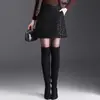 Saia Midi Plaid Preta Slim Fit Linha A, Saia Curta de Cintura Alta para o Trabalho, Estilo Inverno 2025, Meia Saia de Lã Fashion Inspirada em Chanel