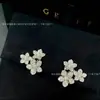 Versão de Luxo V Brincos Florais Dourados para Mulheres com Flores de Diamante Inteiras, Brincos Modernos de Luxo Leve com um Toque de Luxo para Mulheres