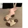 Pantuflas planas de lunares para mujer 2026 nuevo diseño de verano sentido de uso exterior falda playa casual suela suave pantuflas de una tira