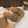 Sandalias Planas de Lunares Abiertas para Niñas 2026 Verano Nuevo Estilo con Faldas Chanclas Sandalias de una Sola Tira para la Playa