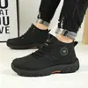Sapatos masculinos de algodão, coleção de inverno 2026, forrados com fleece e espessados para uso externo, antiderrapantes e impermeáveis, projetados para homens de meia-idade e idosos, proporcionando calor e proteção em condições de neve.